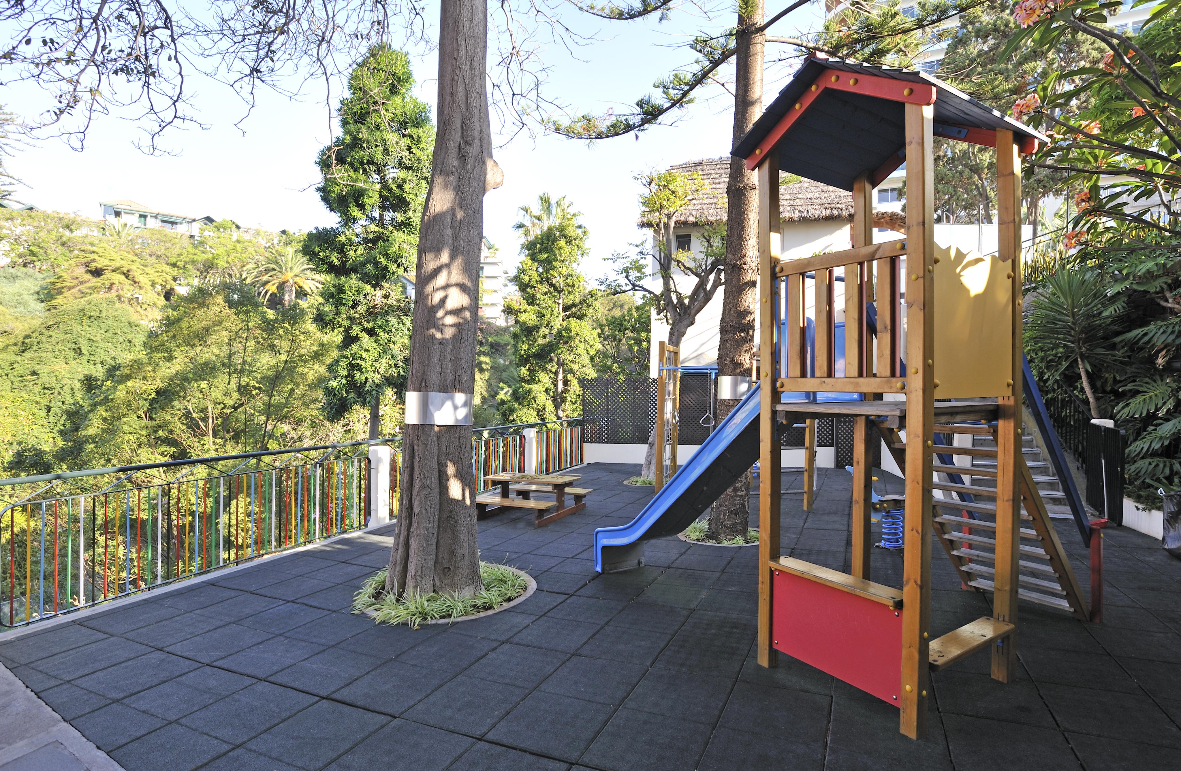 Pestana Carlton Madeira Ocean Resort Hotel Funchal  Eksteriør billede Playground with rubber tiles