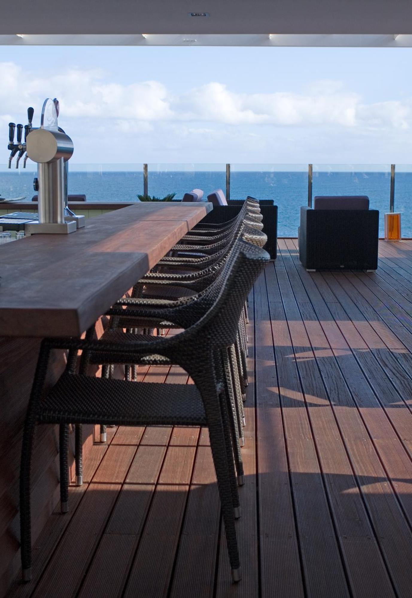Pestana Carlton Madeira Ocean Resort Hotel Funchal  Eksteriør billede The bar on the deck of the Queen Mary 2
