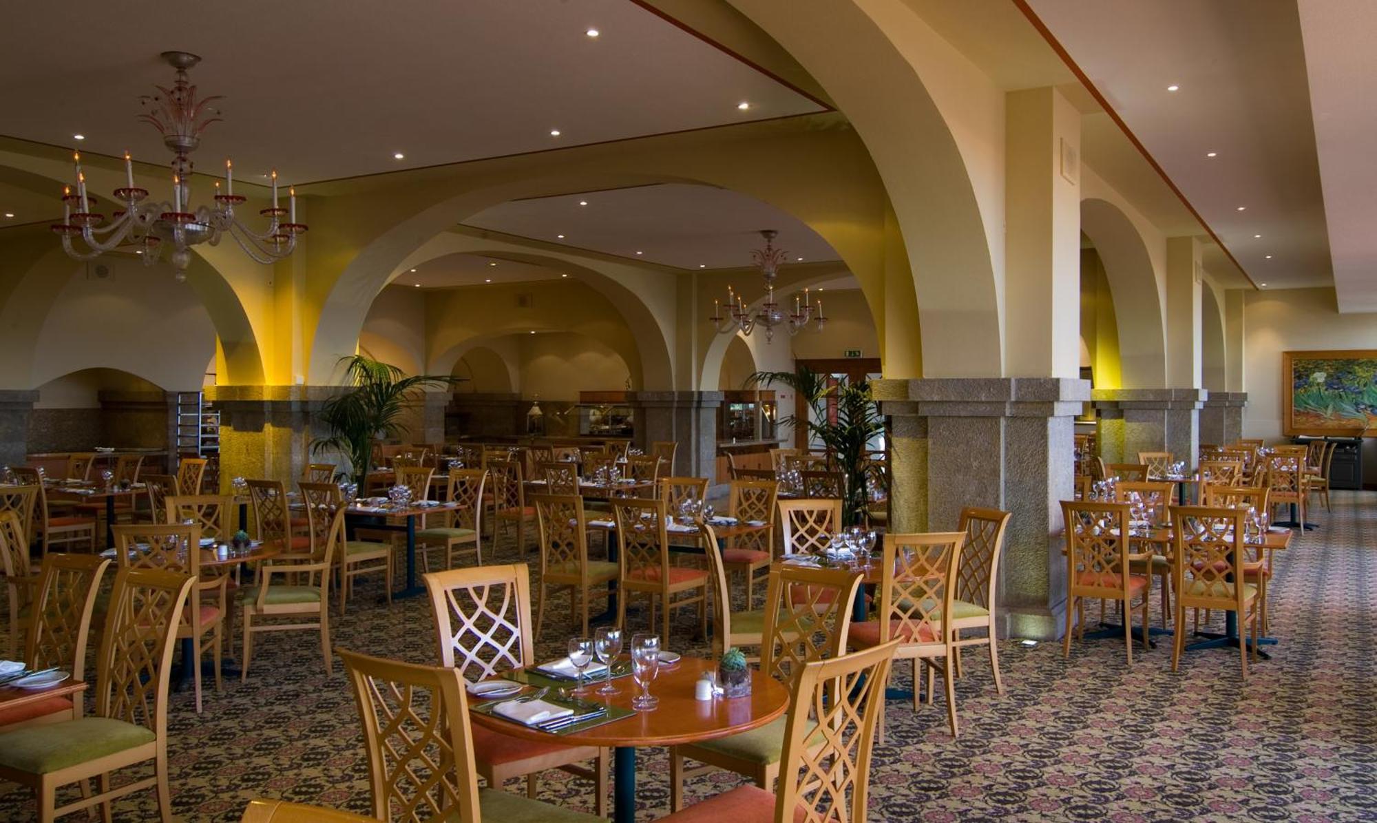 Pestana Carlton Madeira Ocean Resort Hotel Funchal  Eksteriør billede The restaurant at the Royal Automobile Club