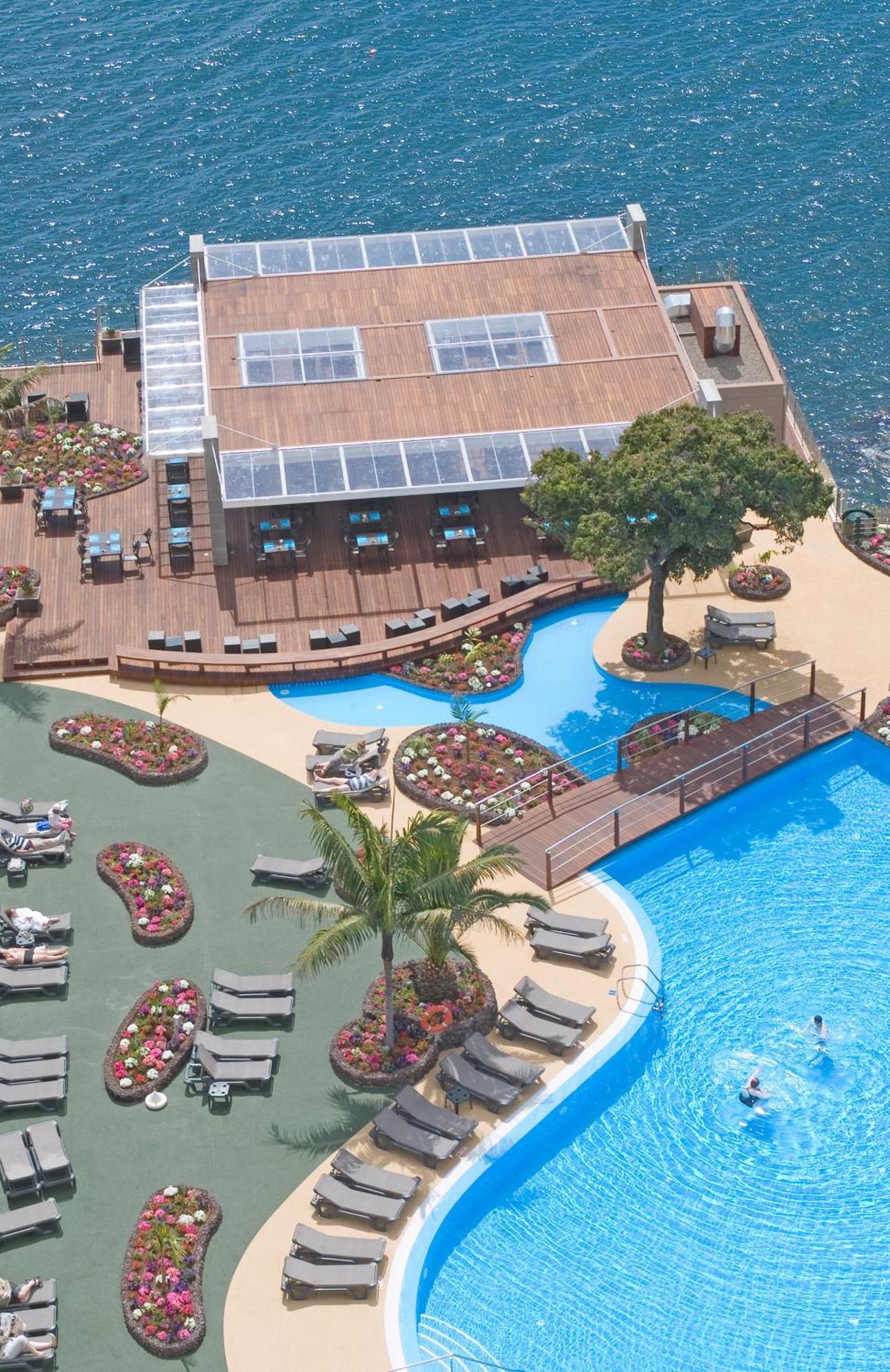 Pestana Carlton Madeira Ocean Resort Hotel Funchal  Eksteriør billede The pool at the hotel