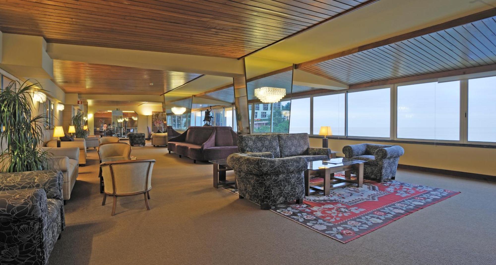 Pestana Carlton Madeira Ocean Resort Hotel Funchal  Eksteriør billede The lounge at the airport