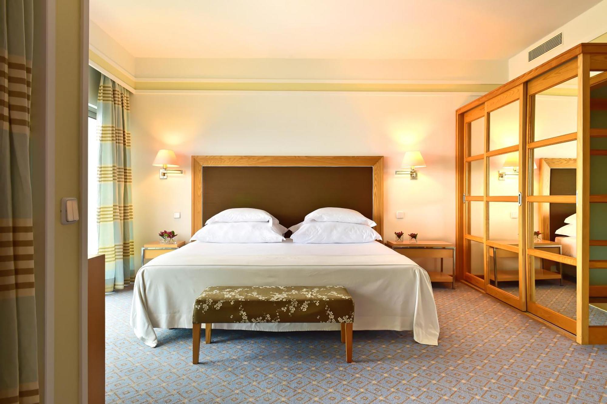 Pestana Carlton Madeira Ocean Resort Hotel Funchal  Eksteriør billede A bedroom at the Hotel de France